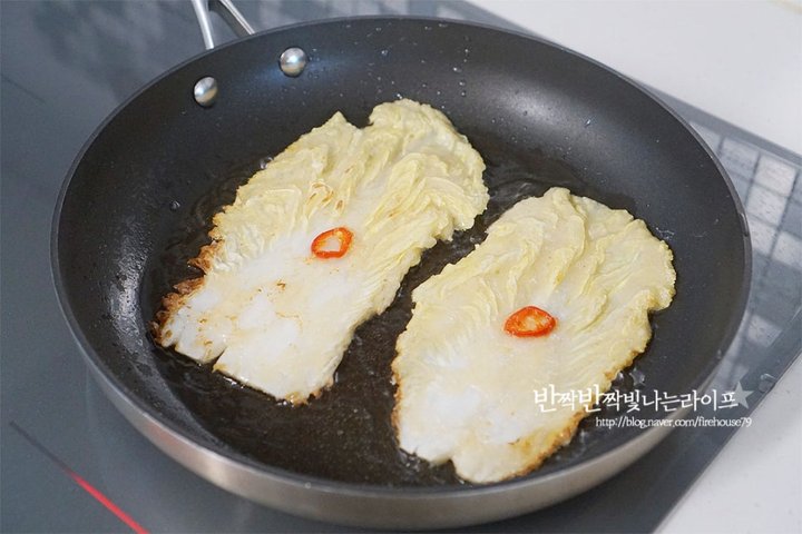 달큰한 별미 배추전 레시피 2인분 20분 완성 평점 5.0점(64) 레시피 이미지 - 8