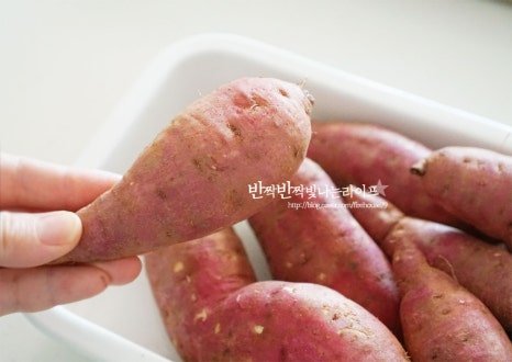 달콤하고 포슬포슬한 고구마찌는법 레시피 4인분 40분 완성 평점 4.9점(60) 레시피 이미지 - 2