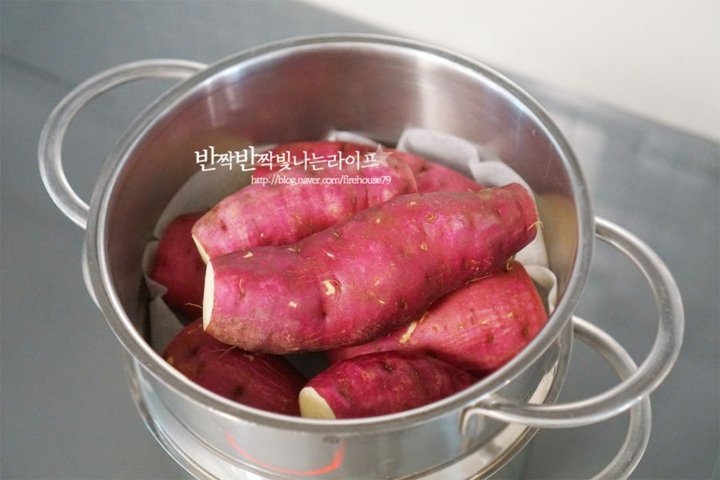 달콤하고 포슬포슬한 고구마찌는법 레시피 4인분 40분 완성 평점 4.9점(60) 레시피 이미지 - 6