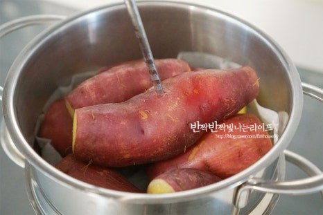 달콤하고 포슬포슬한 고구마찌는법 레시피 4인분 40분 완성 평점 4.9점(60) 레시피 이미지 - 9