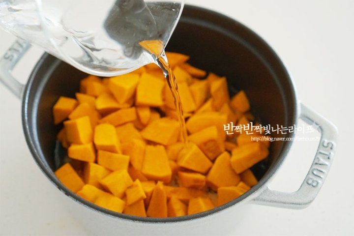 달콤하고 든든한 단호박죽 레시피 2인분 40분 완성 평점 4.8점(62) 레시피 이미지 - 6