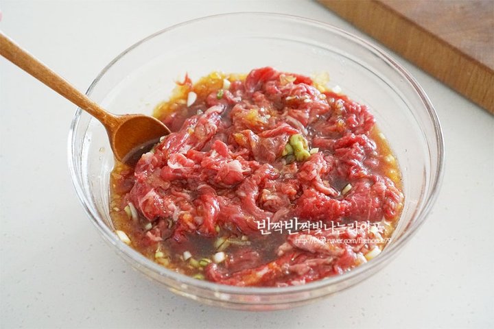 은은한 단맛의 뜨끈한 불고기전골 레시피 3인분 1시간 완성 평점 4.7점(87) 레시피 이미지 - 5