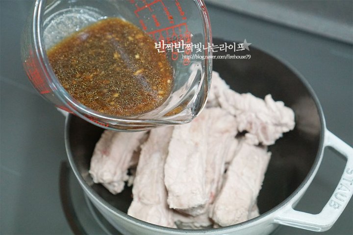 단짠단짠 쫄깃한 간장등갈비찜 레시피 4인분 1시간 40분 완성 평점 4.8점(16) 레시피 이미지 - 6