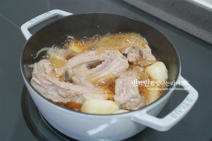 단짠단짠 쫄깃한 간장등갈비찜 레시피 4인분 1시간 40분 완성 평점 4.8점(16) 레시피 이미지 - 8