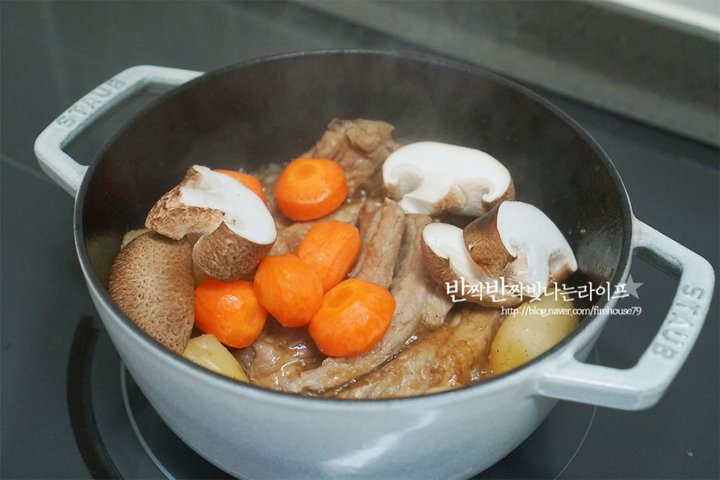 단짠단짠 쫄깃한 간장등갈비찜 레시피 4인분 1시간 40분 완성 평점 4.8점(16) 레시피 이미지 - 9