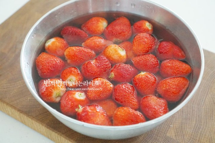 아이들이 좋아하는 달콤상큼 딸기라떼 레시피 8인분 25분 완성 평점 4.9점(27) 레시피 이미지 - 3