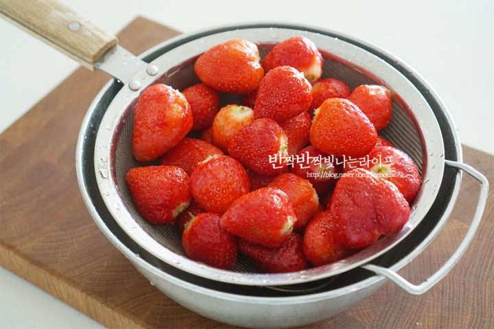 아이들이 좋아하는 달콤상큼 딸기라떼 레시피 8인분 25분 완성 평점 4.9점(27) 레시피 이미지 - 4