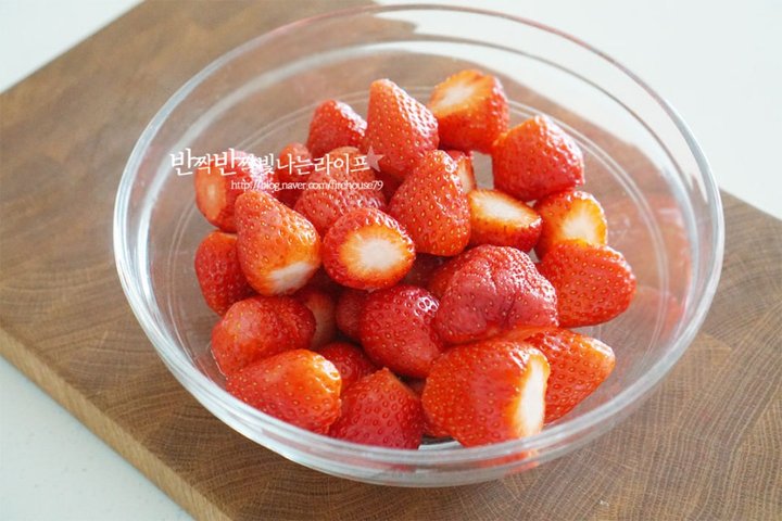 아이들이 좋아하는 달콤상큼 딸기라떼 레시피 8인분 25분 완성 평점 4.9점(27) 레시피 이미지 - 5