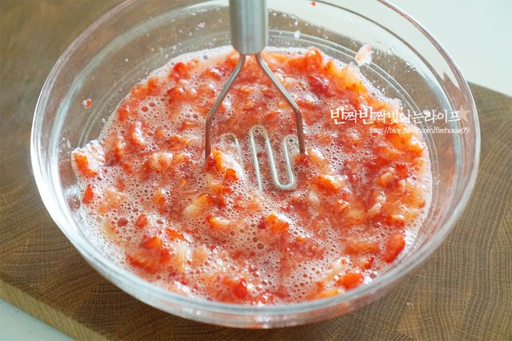 아이들이 좋아하는 달콤상큼 딸기라떼 레시피 8인분 25분 완성 평점 4.9점(27) 레시피 이미지 - 6