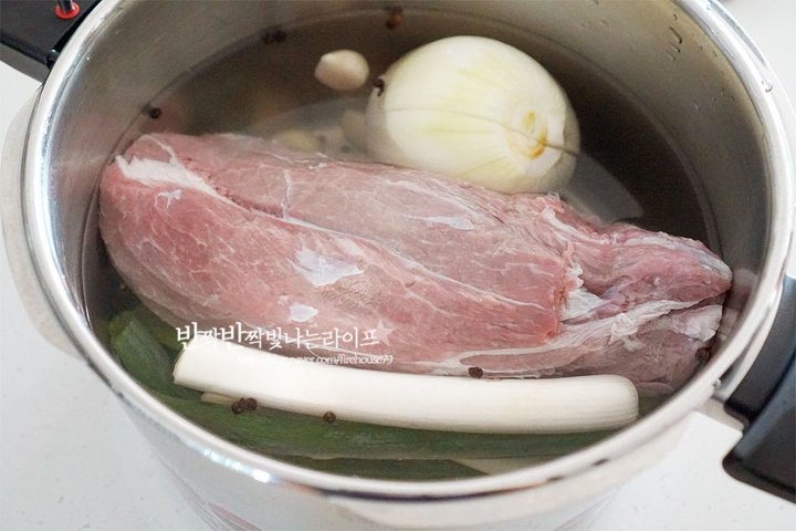 담백하고 쫀득한 식감의 아롱사태수육 레시피 4인분 2시간 완성 평점 4.8점(86) 레시피 이미지 - 4