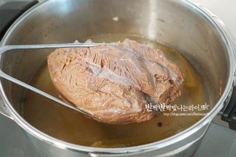 담백하고 쫀득한 식감의 아롱사태수육 레시피 4인분 2시간 완성 평점 4.8점(86) 레시피 이미지 - 6