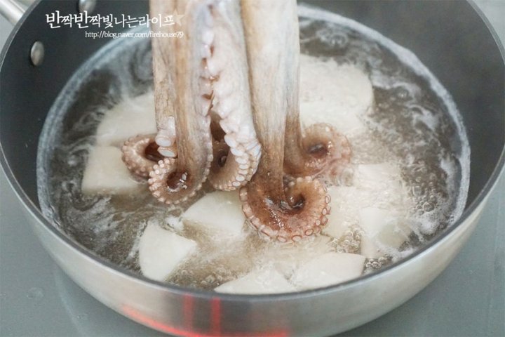 야들야들 탱탱한 문어숙회 레시피 3인분 25분 완성 평점 4.8점(19) 레시피 이미지 - 11