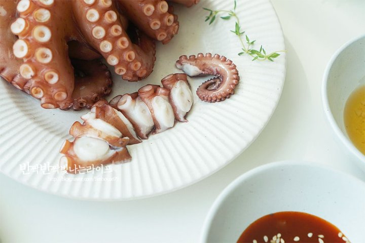 야들야들 탱탱한 문어숙회 레시피 3인분 25분 완성 평점 4.8점(19) 레시피 이미지 - 16