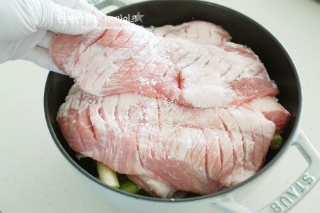 촉촉하고 부드러운 마늘보쌈 레시피 6인분 1시간 25분 완성 평점 4.7점(63) 레시피 이미지 - 3