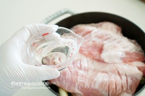 촉촉하고 부드러운 마늘보쌈 레시피 6인분 1시간 25분 완성 평점 4.7점(63) 레시피 이미지 - 4