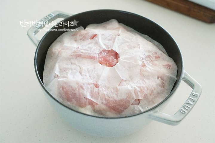 촉촉하고 부드러운 마늘보쌈 레시피 6인분 1시간 25분 완성 평점 4.7점(63) 레시피 이미지 - 5