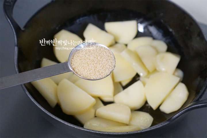 부드럽고 든든한 매운감자조림 레시피 2인분 40분 완성 평점 4.8점(54) 레시피 이미지 - 6