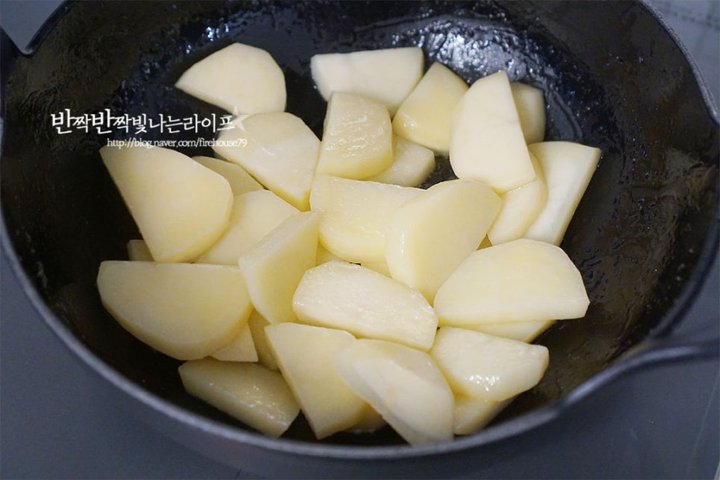 부드럽고 든든한 매운감자조림 레시피 2인분 40분 완성 평점 4.8점(54) 레시피 이미지 - 7