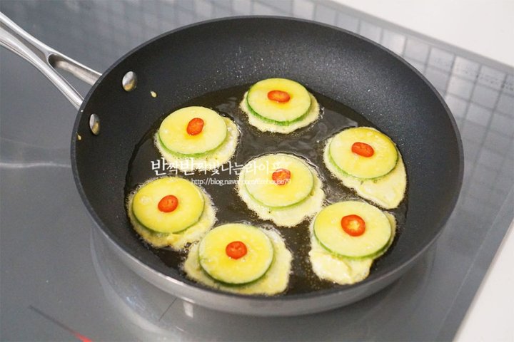 부드럽고 고소한 애호박전 레시피 2인분 35분 완성 평점 4.9점(72) 레시피 이미지 - 11