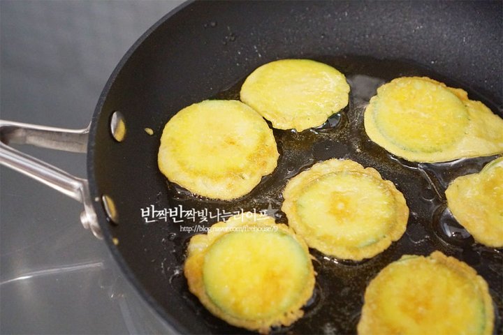 부드럽고 고소한 애호박전 레시피 2인분 35분 완성 평점 4.9점(72) 레시피 이미지 - 12