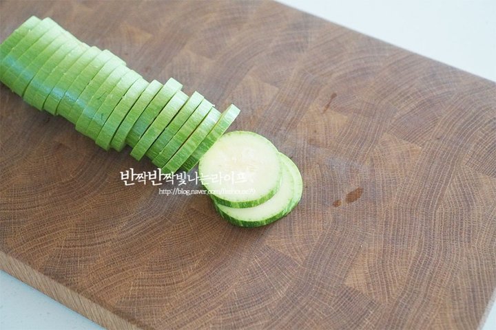 부드럽고 고소한 애호박전 레시피 2인분 35분 완성 평점 4.9점(72) 레시피 이미지 - 3