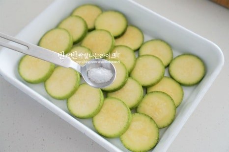 부드럽고 고소한 애호박전 레시피 2인분 35분 완성 평점 4.9점(72) 레시피 이미지 - 4