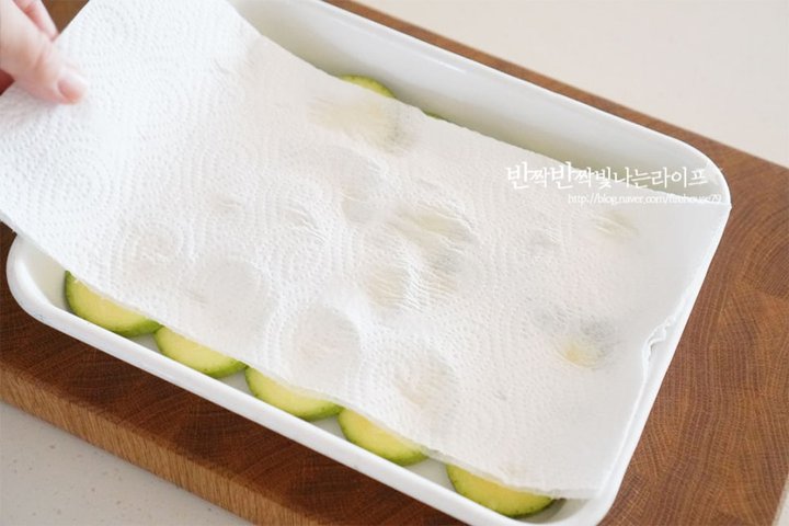 부드럽고 고소한 애호박전 레시피 2인분 35분 완성 평점 4.9점(72) 레시피 이미지 - 5