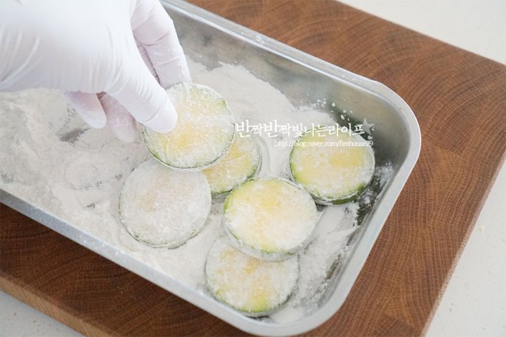 부드럽고 고소한 애호박전 레시피 2인분 35분 완성 평점 4.9점(72) 레시피 이미지 - 8