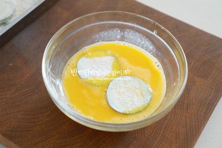 부드럽고 고소한 애호박전 레시피 2인분 35분 완성 평점 4.9점(72) 레시피 이미지 - 9