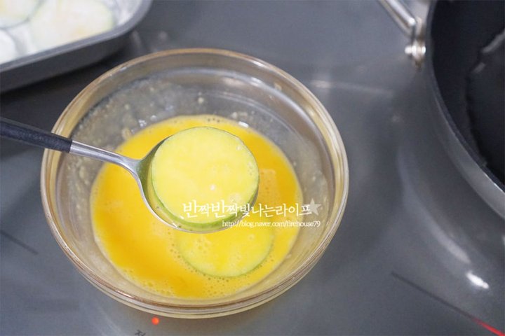 부드럽고 고소한 애호박전 레시피 2인분 35분 완성 평점 4.9점(72) 레시피 이미지 - 10