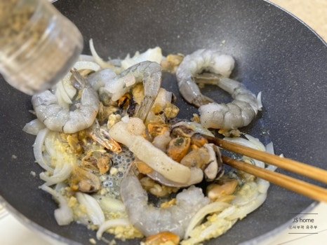 감칠맛 가득 해물 토마토 스파게티 레시피 1인분 20분 완성 평점 4.7점(28) 레시피 이미지 - 6