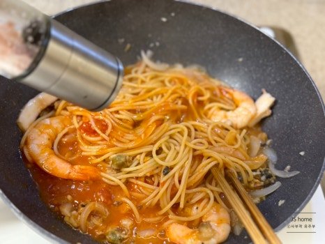 감칠맛 가득 해물 토마토 스파게티 레시피 1인분 20분 완성 평점 4.7점(28) 레시피 이미지 - 7