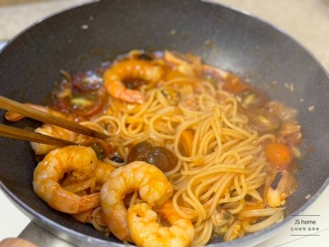 감칠맛 가득 해물 토마토 스파게티 레시피 1인분 20분 완성 평점 4.7점(28) 레시피 이미지 - 9