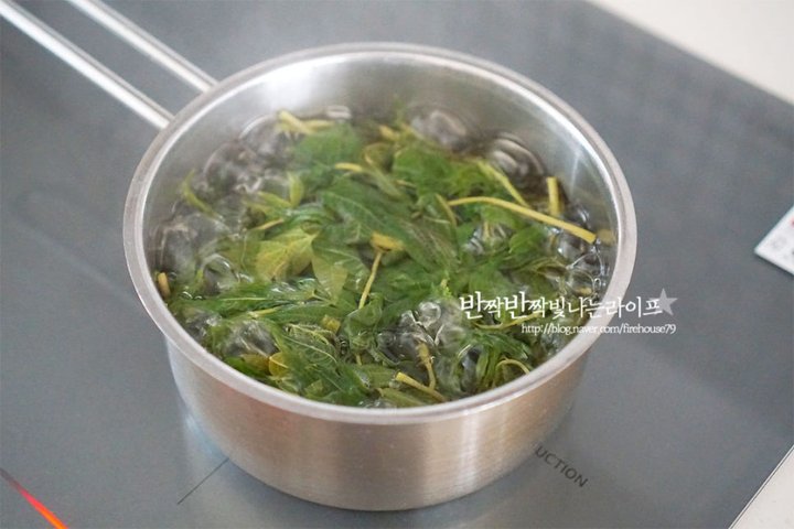 독특한 향기로 별미인 가죽나물무침 레시피 2인분 15분 완성 평점 4.8점(60) 레시피 이미지 - 4