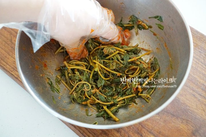 독특한 향기로 별미인 가죽나물무침 레시피 2인분 15분 완성 평점 4.8점(60) 레시피 이미지 - 6