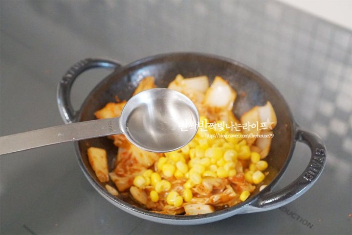 김치와 피자치즈의 색다른 조합 김피탕 레시피 2인분 20분 완성 평점 4.9점(87) 레시피 이미지 - 6