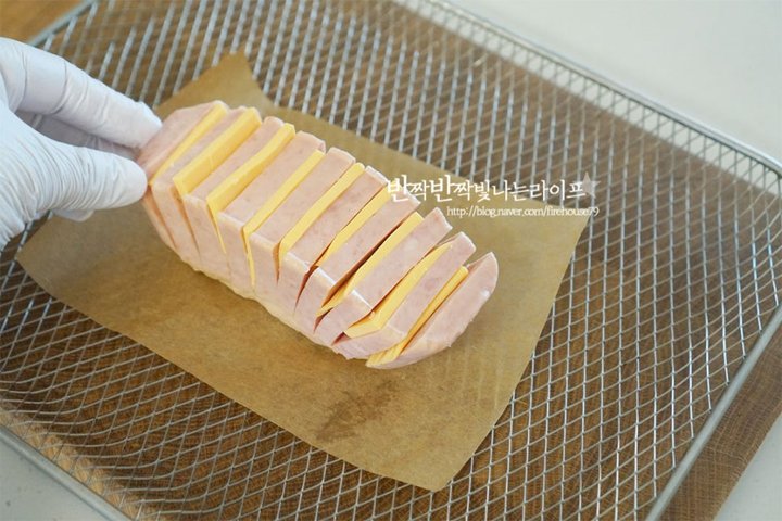 밥반찬과 술안주로 별미인 스팸 아코디언구이 레시피 2인분 15분 완성 평점 4.9점(93) 레시피 이미지 - 5