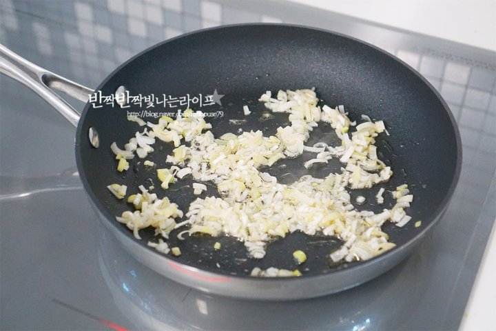 재료를 다채롭게 맛볼 수 있는 소고기볶음밥 레시피 2인분 25분 완성 평점 4.8점(43) 레시피 이미지 - 5
