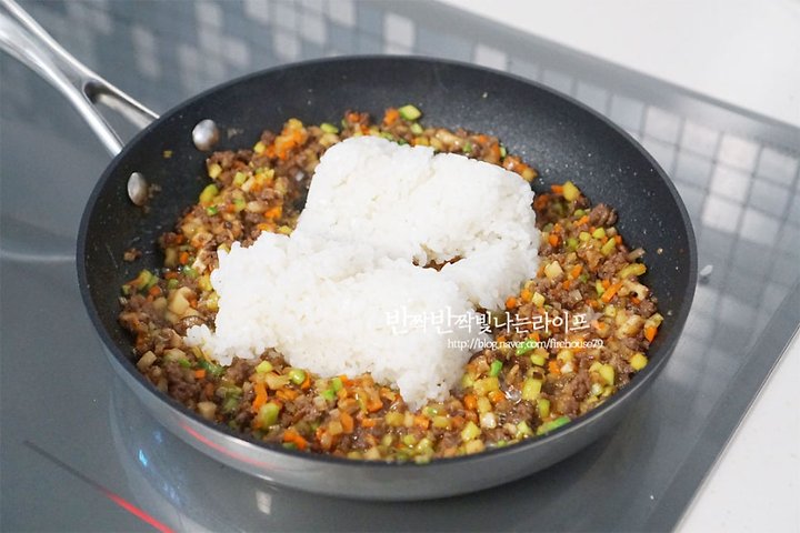 재료를 다채롭게 맛볼 수 있는 소고기볶음밥 레시피 2인분 25분 완성 평점 4.8점(43) 레시피 이미지 - 8