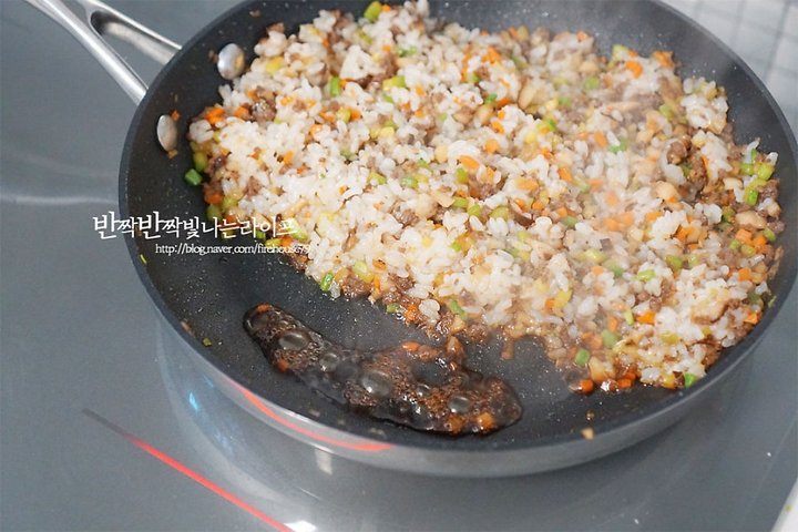 재료를 다채롭게 맛볼 수 있는 소고기볶음밥 레시피 2인분 25분 완성 평점 4.8점(43) 레시피 이미지 - 9