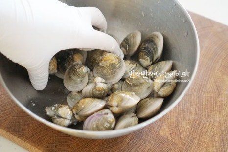 추운날 뜨끈하고 시원한 모시조개탕 레시피 2인분 3시간 30분 완성 평점 4.9점(71) 레시피 이미지 - 4