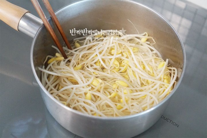 고소한 하얀 콩나물무침 레시피 3인분 20분 완성 평점 4.8점(92) 레시피 이미지 - 3