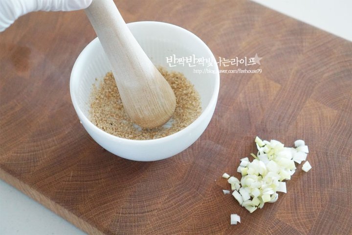 고소한 하얀 콩나물무침 레시피 3인분 20분 완성 평점 4.8점(92) 레시피 이미지 - 5