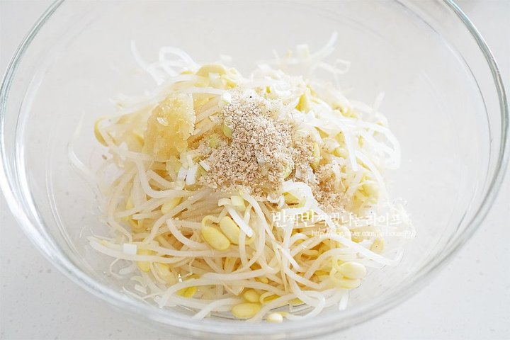 고소한 하얀 콩나물무침 레시피 3인분 20분 완성 평점 4.8점(92) 레시피 이미지 - 6