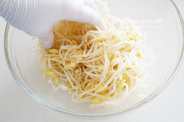 고소한 하얀 콩나물무침 레시피 3인분 20분 완성 평점 4.8점(92) 레시피 이미지 - 7